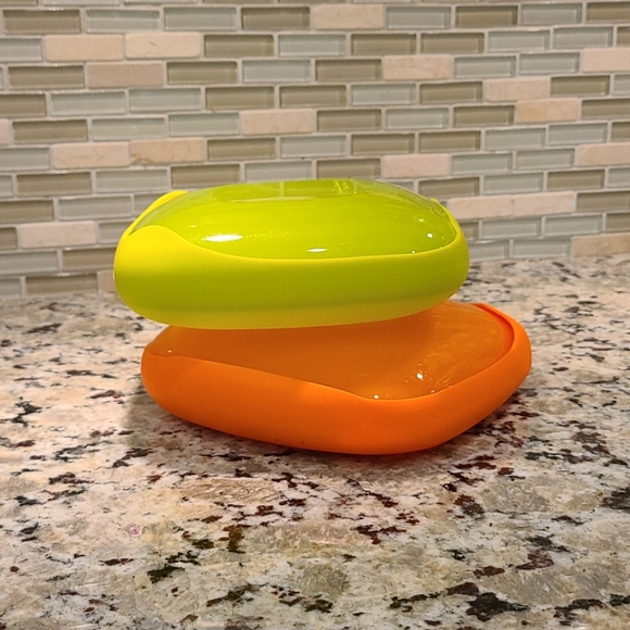 Set of 2 sillicone sandwitch containers